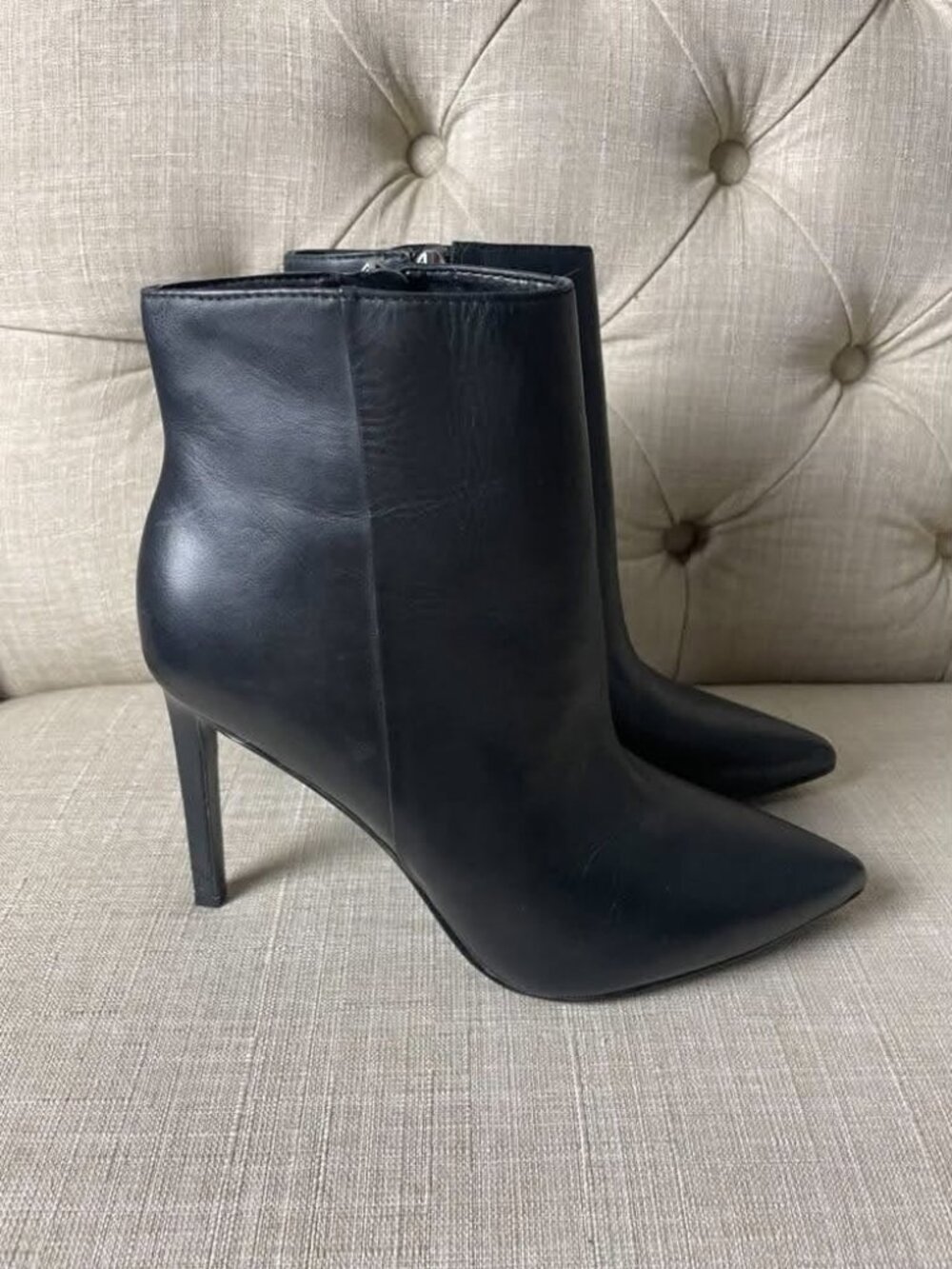 EUC Nine West Women's Tennon Sleek Black Leather Stiletto Booties size 8